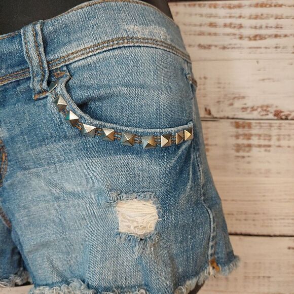 Womans Charlotte Russe Distressed Shorts size 4 - Picture 5 of 15